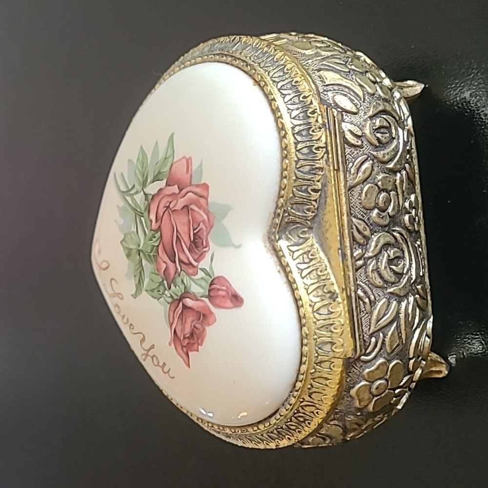 Vintage Sankyo Japan Heart-Shaped Trinket Music Box with Roses - Picture 7 of 8